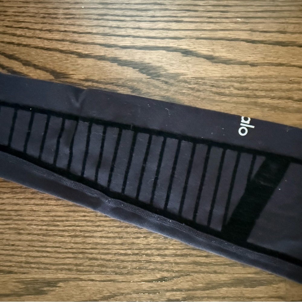 ALO women’s Black Leggings with velvet accents size M